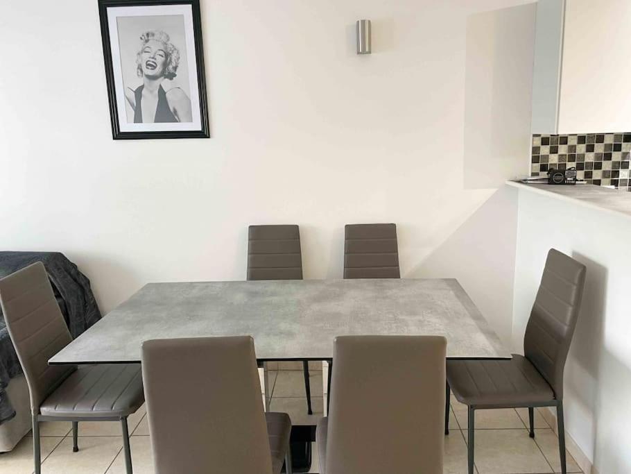 Modern One Bedroom In Appartement *