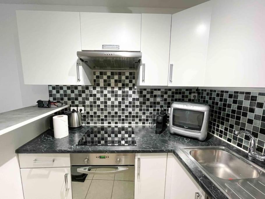 Modern One Bedroom In Appartement *